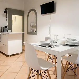 2-rooms-next-to-a-market-and-piazza-santa-croce.it-tuscanyhotel.com/